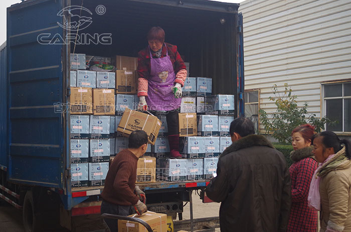 四川嘉能機電有限公司倉儲發貨人員正在裝車，近400臺機器將貨車塞得滿滿當當